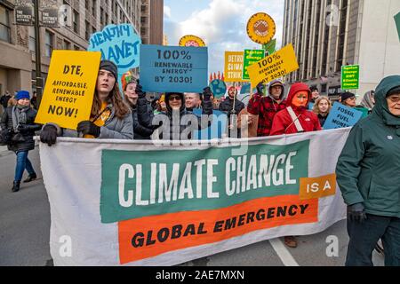 Detroit, Michigan - Climiate manifestanti hanno assalito DTE Energy la richiesta dell'escursione a tassi di elettricità per pagare di più impianti a combustibile fossile. Esse hanno chiesto il Mic Foto Stock