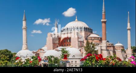 Tradizionale tazza di tè con vista a Hagia Sophia in rassegna a Istanbul in Turchia. Foto Stock