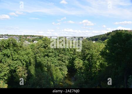 Vista attraverso il Limburgo con Autobahn bridge Foto Stock