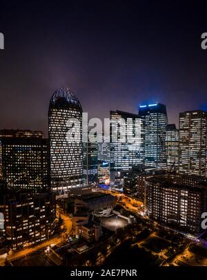 Antenna fuco night shot di grattacieli con luci accese in La Defense, il quartiere finanziario di Parigi Foto Stock