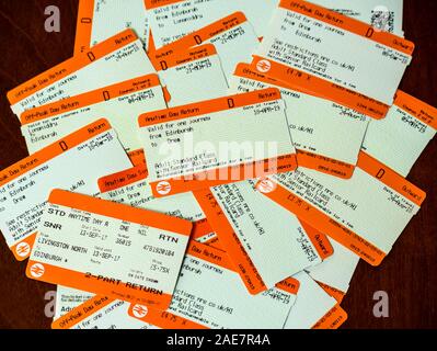 Pila di usato Scotrail treno railcard senior di biglietti per i viaggi in treno a Edimburgo, Drem, Longniddry, Livingston, Scotland, Regno Unito Foto Stock