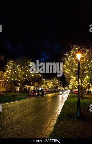 Le strade di Broadway decorato per il Natale in Cotswolds, Inghilterra Foto Stock