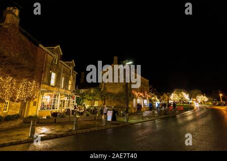 Le strade di Broadway decorato per il Natale in Cotswolds, Inghilterra Foto Stock