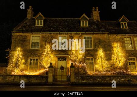 Le strade di Broadway decorato per il Natale in Cotswolds, Inghilterra Foto Stock