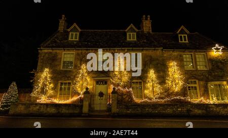 Le strade di Broadway decorato per il Natale in Cotswolds, Inghilterra Foto Stock