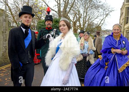 Rochester, Kent, Regno Unito. Il 7 dicembre 2019. Il primo giorno dell'annuale Rochester Dickensian Festival natalizio prende il via con la tradizionale sfilata attraverso la strada alta. Foto Stock