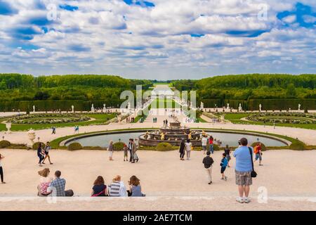 Bel panorama dei giardini di Versailles dal Parterre d'Eau. I visitatori godere il panorama dalla Fontana di Latona tutti la strada verso il ... Foto Stock