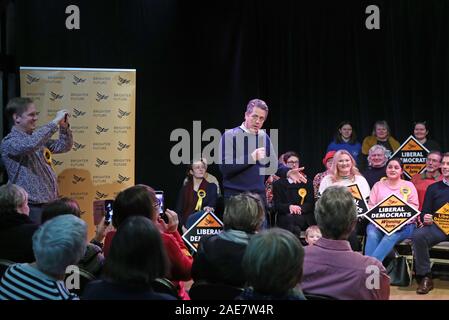 Attore Hugh Grant parlando al gruppo del Partito europeo dei liberali democratici sostenitori in Walton-on-Thames, in Esher & Walton circoscrizione. Foto Stock