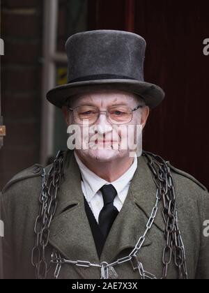 Rochester, Kent, Regno Unito. Il 7 dicembre, 2019. Rochester nel Kent è stato impaccato con visitatori oggi per l'annuale festival Dickens e il Mercato di Natale. Artisti di strada di eseguire un canto di Natale. Credito: James Bell/Alamy Live News Foto Stock