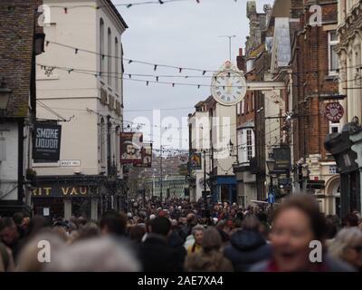 Rochester, Kent, Regno Unito. Il 7 dicembre, 2019. Rochester nel Kent è stato impaccato con visitatori oggi per l'annuale festival Dickens e il Mercato di Natale. Rochester High Street. Credito: James Bell/Alamy Live News Foto Stock