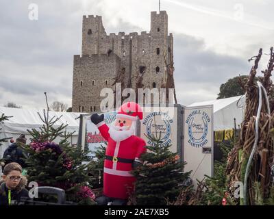 Rochester, Kent, Regno Unito. Il 7 dicembre, 2019. Rochester nel Kent è stato impaccato con visitatori oggi per l'annuale festival Dickens e il Mercato di Natale. Credito: James Bell/Alamy Live News Foto Stock