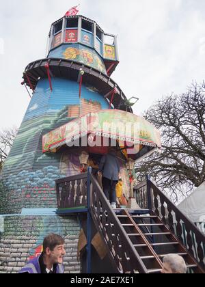 Rochester, Kent, Regno Unito. Il 7 dicembre, 2019. Rochester nel Kent è stato impaccato con visitatori oggi per l'annuale festival Dickens e il Mercato di Natale. Credito: James Bell/Alamy Live News Foto Stock