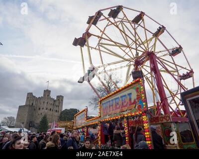 Rochester, Kent, Regno Unito. Il 7 dicembre, 2019. Rochester nel Kent è stato impaccato con visitatori oggi per l'annuale festival Dickens e il Mercato di Natale. Credito: James Bell/Alamy Live News Foto Stock