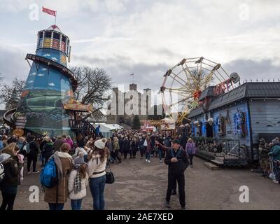 Rochester, Kent, Regno Unito. Il 7 dicembre, 2019. Rochester nel Kent è stato impaccato con visitatori oggi per l'annuale festival Dickens e il Mercato di Natale. Credito: James Bell/Alamy Live News Foto Stock