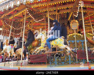 Rochester, Kent, Regno Unito. Il 7 dicembre, 2019. Rochester nel Kent è stato impaccato con visitatori oggi per l'annuale festival Dickens e il Mercato di Natale. Credito: James Bell/Alamy Live News Foto Stock