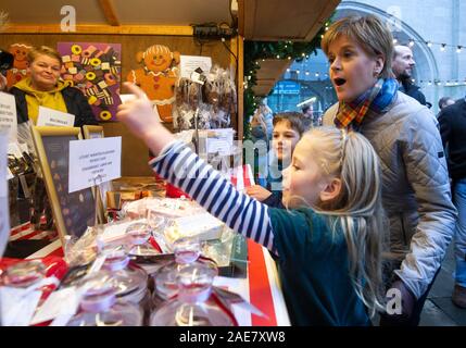 SNP leader Nicola Storione durante una visita alla Aberdeen Mercatino di Natale nel quad, Marischal College, sulla campagna elettorale trail. Foto Stock