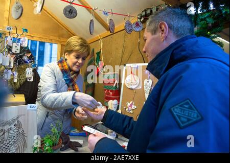 SNP leader Nicola Storione durante una visita alla Aberdeen Mercatino di Natale nel quad, Marischal College, sulla campagna elettorale trail. Foto Stock