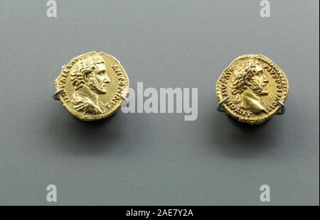 Merida, Spagna - Dicembre 20th, 2017: Antonino Pio imperatore romano monete. Museo Nazionale di Arte Romana di Merida, Spagna Foto Stock