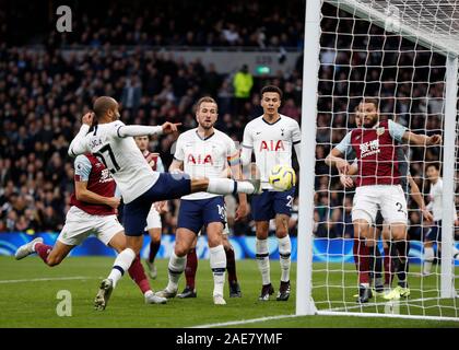 Tottenham Hotspur Stadium, Londra, Regno Unito. Il 7 dicembre 2019; Tottenham Hotspur Stadium, Londra, Inghilterra; English Premier League Football, Tottenham Hotspur versus Burnley; Lucas Moura del Tottenham Hotspur spara al cliente i suoi lati 2° obiettivo in 8 minuto per renderlo 2-0 - rigorosamente solo uso editoriale. Nessun uso non autorizzato di audio, video, dati, calendari, club/campionato loghi o 'live' servizi. Online in corrispondenza uso limitato a 120 immagini, nessun video emulazione. Nessun uso in scommesse, giochi o un singolo giocatore/club/league pubblicazioni Foto Stock