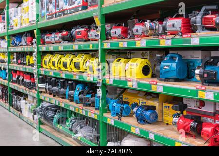 Kiev, Ucraina. 19 luglio 2019 Shop apparati di pompaggio, pompe sugli scaffali del negozio. Attrezzature per irrigazione e di approvvigionamento di acqua. Foto Stock