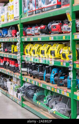 Kiev, Ucraina. 19 luglio 2019 Shop apparati di pompaggio, pompe sugli scaffali del negozio. Attrezzature per irrigazione e di approvvigionamento di acqua. foto verticale. Foto Stock