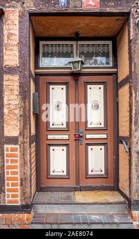 Porta di legno e porta di una tradizionale casa con struttura in legno in Hitzacker Bassa Sassonia Germania. Foto Stock