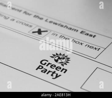 Londra / Regno Unito - 7 Dicembre 2019: voto cartaceo per Lewisham est con il Partito dei Verdi logo Foto Stock