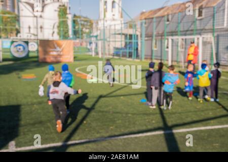 Ragazzi a una formazione di calcio. Il concetto di uno stile di vita sano e sport. Sfocata. Foto Stock