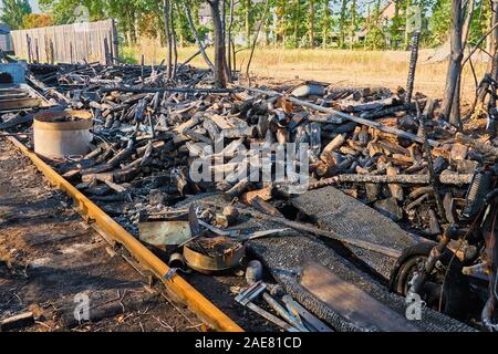 Rovina il fuoco con il fuoco i detriti dal legno bruciato, schede, le pareti e gli arredi Foto Stock