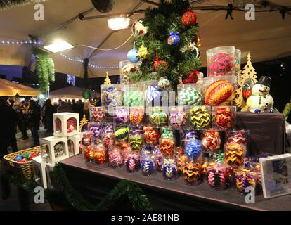 Cracovia. Cracovia. La Polonia. Natale annuale street fair presso il principale luogo di mercato. Foto Stock