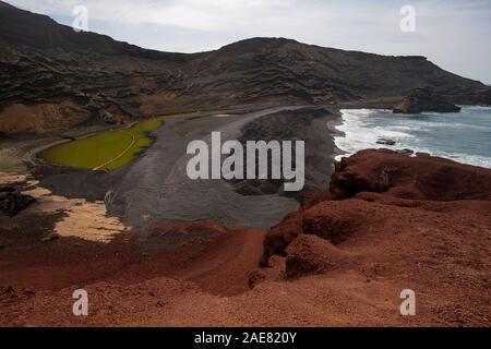 Il Charco de los Clicos lago verde in El Golfo, Lanzarote, Isole Canarie, Spagna Foto Stock