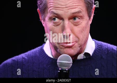 Attore Hugh Grant parlando al gruppo del Partito europeo dei liberali democratici sostenitori in Walton-on-Thames, in Esher & Walton circoscrizione. Foto Stock