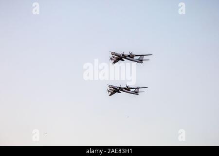 Aerei militari nel cielo durante la celebrazione di una giornata della vittoria nella guerra. a Minsk, in Bielorussia. Foto Stock