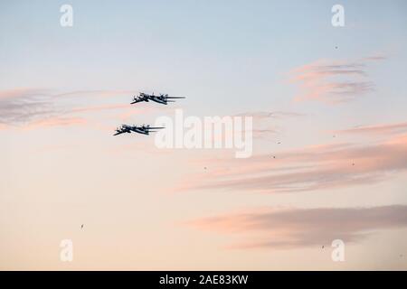 Aerei militari nel cielo durante la celebrazione di una giornata della vittoria nella guerra. a Minsk, in Bielorussia. Foto Stock