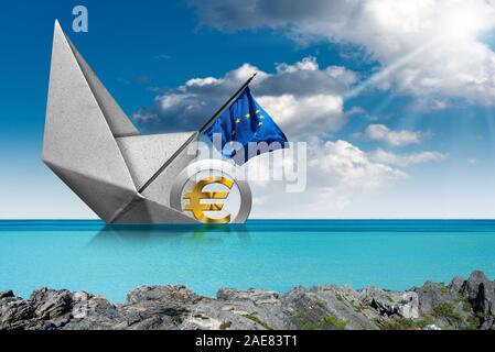Simbolo valuta Euro, naufragio a bordo di una barca di carta con la bandiera dell'Unione europea. In un mare turchese con il blu del cielo. Concetto di recessione Foto Stock