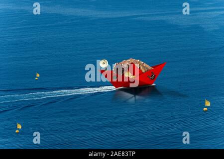 Carta rossa barca da pesca con le reti da pesca, boe con bandiere, verricello e ancoraggio, vele nel mare blu. Industria della pesca concept Foto Stock