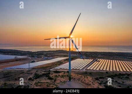 Veduta aerea del pannello solare, fotovoltaico, fonte di energia elettrica alternativa con turbine eoliche, Phan Rang, Ninh Thuan, Vietnam Foto Stock
