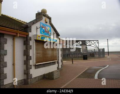 Bloccato a British seaside resort attrazione in inverno Foto Stock