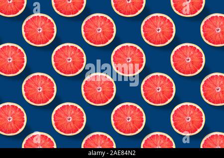 Succo di pompelmo fresco frutta pattern in tonalità blu classico. La minima nozione di cibo per il tuo blog. Dalla vista superiore. tutta la profondità di campo. Foto Stock