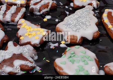 La cottura il Natale gingerbread cookie nella cucina della casa sul giorno d'inverno. Preparazione per la cottura gingerbreads. Foto Stock