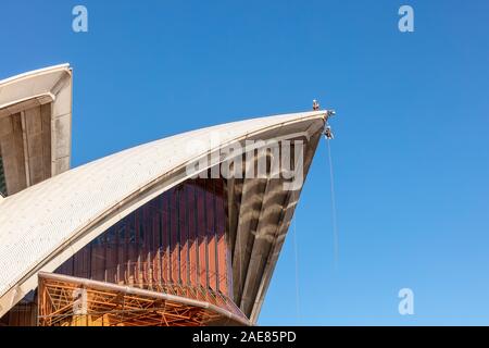 I lavori di manutenzione ad alta altitudine effettuata sul tetto dell'iconica Opera House di Sydney, Australia. Foto Stock