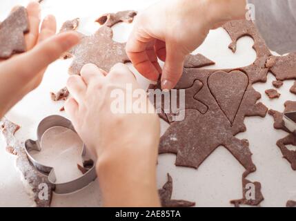Tradizionale Natale gingerbread cottura. Panificio di natale, feste cibo casereccio culinario. Foto Stock