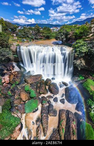 Immagine di riserva libera di alta qualità reale veduta aerea della cascata Del Voi o della cascata dell'Elefante, Dalat, provincia di Lam Dong, è le cascate superiori in Vietnam Foto Stock