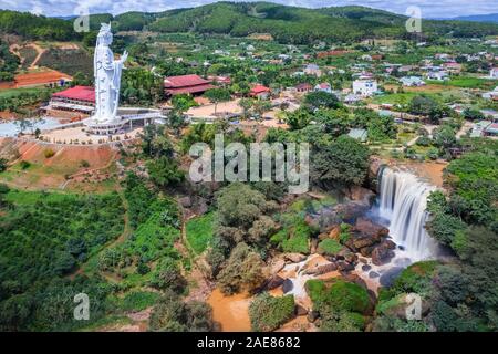 Immagine di riserva libera di alta qualità reale veduta aerea della cascata Del Voi o della cascata dell'Elefante, Dalat, provincia di Lam Dong, è le cascate superiori in Vietnam Foto Stock