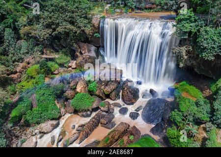 Immagine di riserva libera di alta qualità reale veduta aerea della cascata Del Voi o della cascata dell'Elefante, Dalat, provincia di Lam Dong, è le cascate superiori in Vietnam Foto Stock