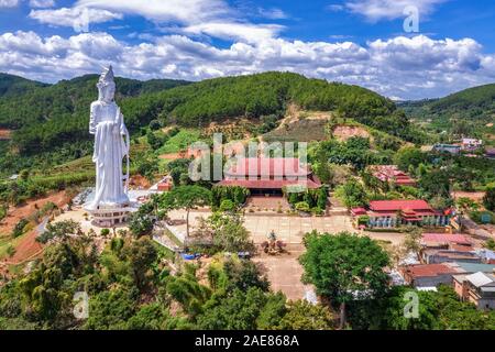 Immagine di riserva libera di alta qualità reale veduta aerea della cascata Del Voi o della cascata dell'Elefante, Dalat, provincia di Lam Dong, è le cascate superiori in Vietnam Foto Stock