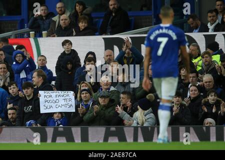 Liverpool, Regno Unito. 07Th Dec, 2019.Liverpool, UK. 07Th Dec, 2019. Un giovane Everton ventola contiene un segno scritto in portoghese per chiedere Richarlison di EvertonÕs shirt . Premier League, Everton v Chelsea a Goodison Park di Liverpool sabato 7 dicembre 2019. Questa immagine può essere utilizzata solo per scopi editoriali. Solo uso editoriale, è richiesta una licenza per uso commerciale. Nessun uso in scommesse, giochi o un singolo giocatore/club/league pubblicazioni. pic da Chris Stading/Andrew Orchard fotografia sportiva/Alamy Live news Credito: Andrew Orchard fotografia sportiva/Alamy Live News Foto Stock
