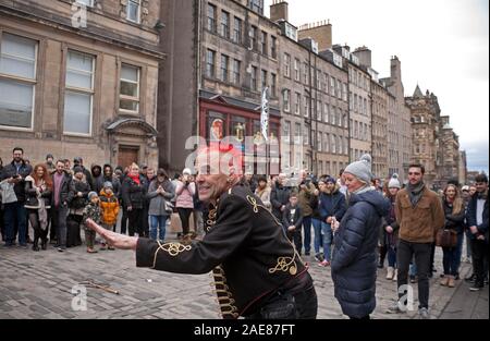 Edimburgo, Scozia, Regno Unito, 7 dicembre 2019. La colorata Mighty Gareth Street Performer da Londra ha viaggiato fino a eseguire il suo spettacolo sulla Royal Mile per intrattenere i turisti e gli amanti dello shopping che stavano passando attraverso la High Street prima della pioggia ha iniziato a cui è stato appena dopo le 2 pm e imbevuti di acquirenti su un tetro Princes Street. Foto Stock