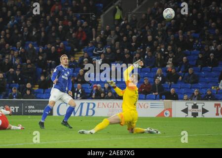 CARDIFF, GALLES - Novembre 7th Danny Ward di Cardiff City chips su Barnsley portiere al cliente i suoi lati 2a meta e il bilanciere durante il cielo di scommessa match del campionato tra Cardiff City e Barnsley al Cardiff City Stadium di Cardiff sabato 7 dicembre 2019. (Credit: Jeff Thomas | MI News)fotografia può essere utilizzata solo per il giornale e/o rivista scopi editoriali, è richiesta una licenza per uso commerciale Credito: MI News & Sport /Alamy Live News Foto Stock