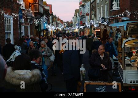 Segale, East Sussex, Regno Unito. 07 dicembre, 2019. L'annuale festa di Natale nel borgo antico di segale in East Sussex attira migliaia di visitatori ogni anno a questo festoso evento. Sul display lungo la chiusa high street si trovano le bancarelle del mercato, pop up tende di birra e di più. © Paul Lawrenson 2019, Photo credit: Paolo Lawrenson/Alamy Live News Foto Stock